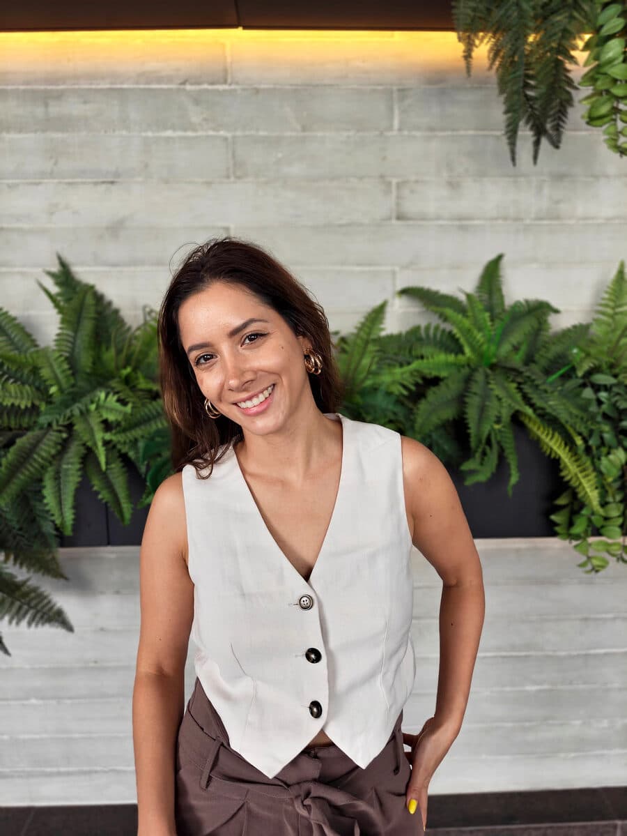 Daniela Correa frente a una pared de helechos