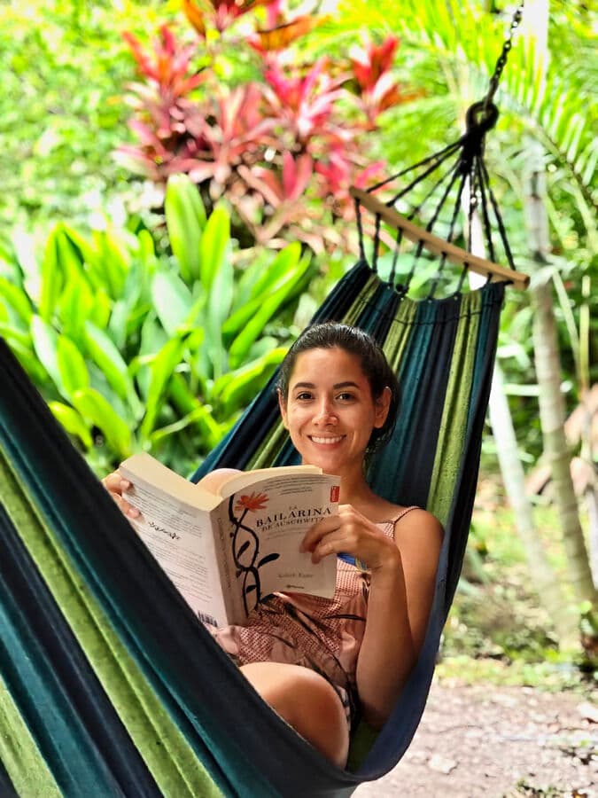 Daniela leyendo en una hamaca