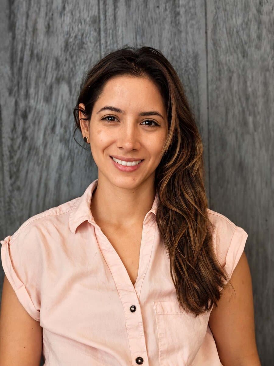 Daniela Correa sonriendo, con camisa rosada