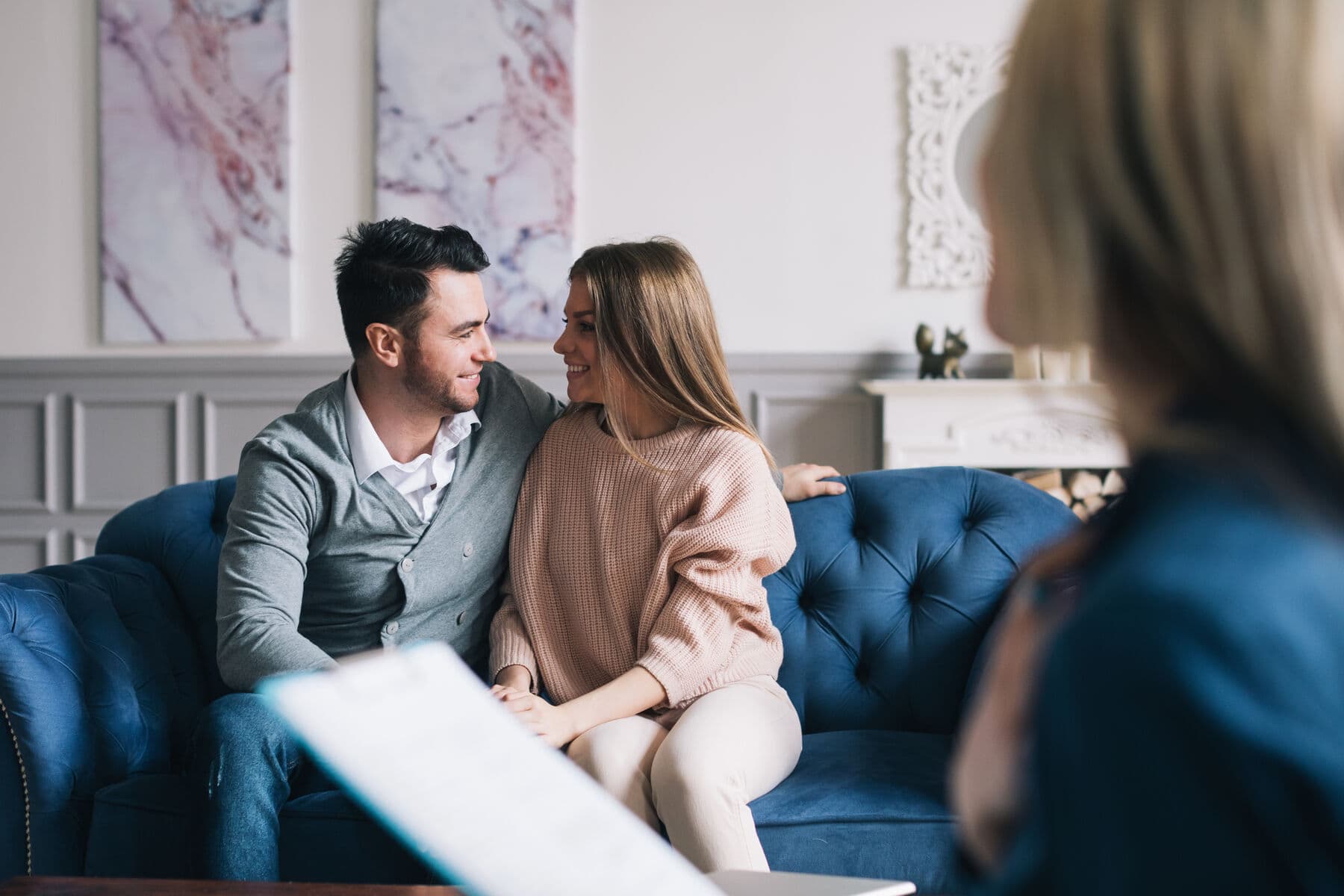 Pareja sonriendo en una sesión de terapia