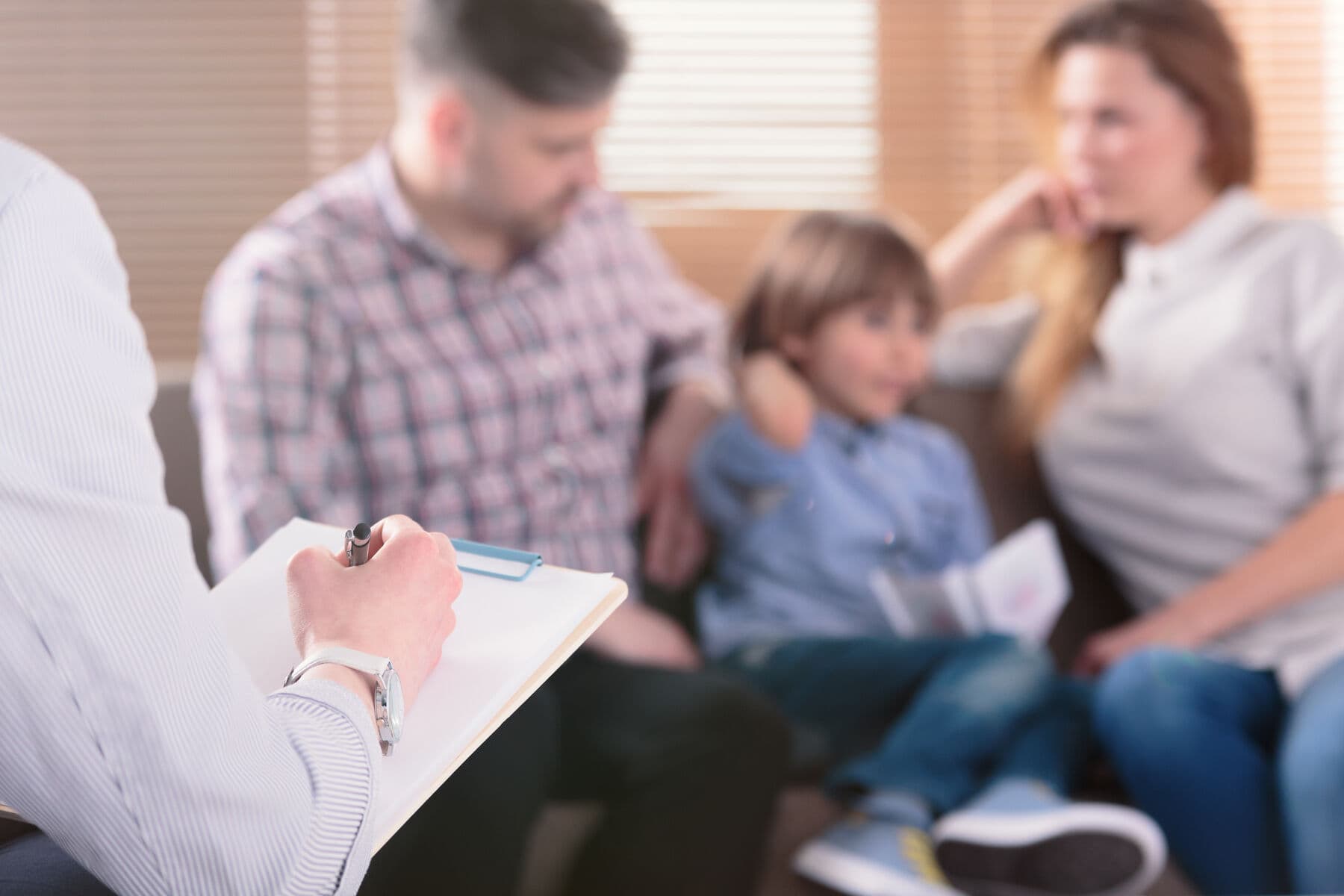 Familia conversando con su psicóloga