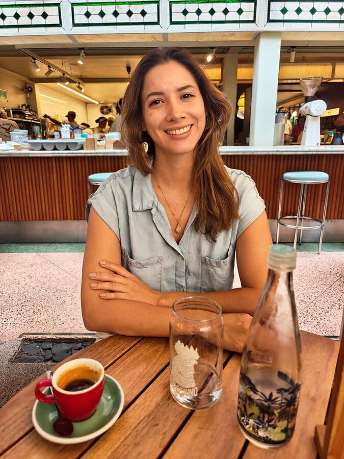 Daniela Correa sonriendo en una mesa